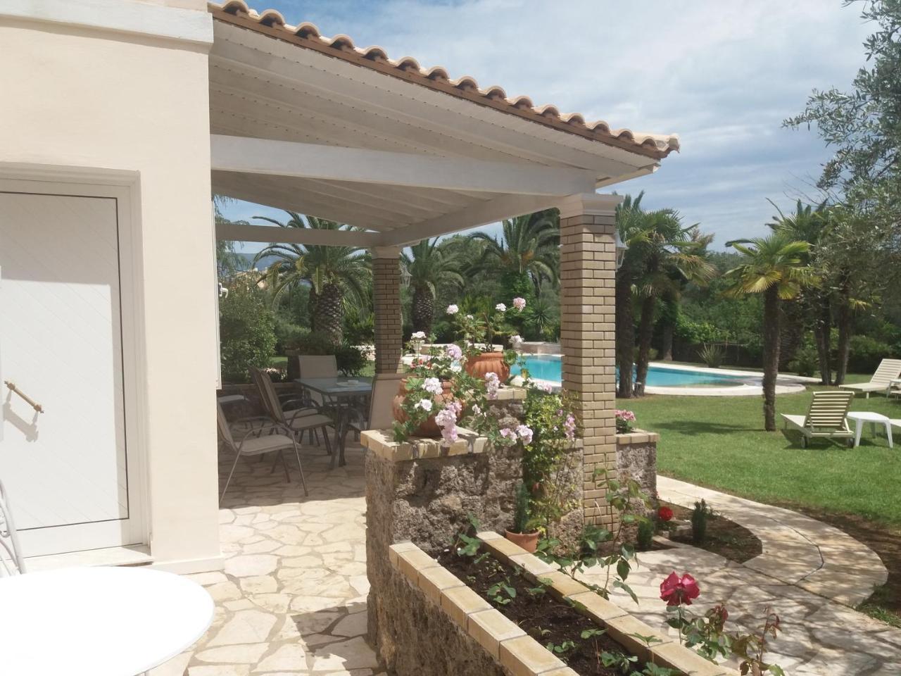 Villa Atalanti Гувия Екстериор снимка